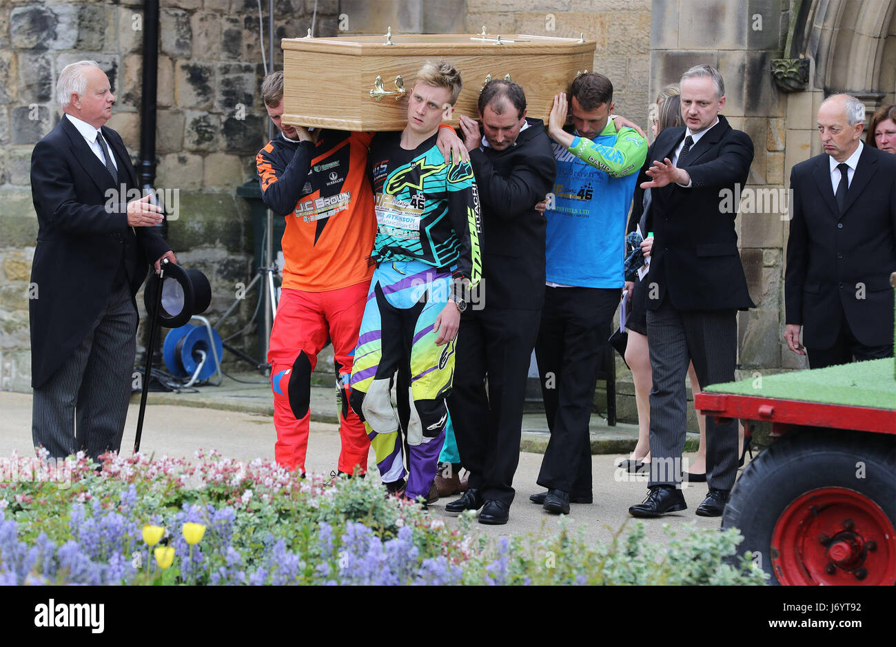 La bara di agricoltore e motocross rider Thomas Brown, 27, da Barnard Castle, è portato dalla chiesa di Santa Maria in Castello di Barnard. Foto Stock