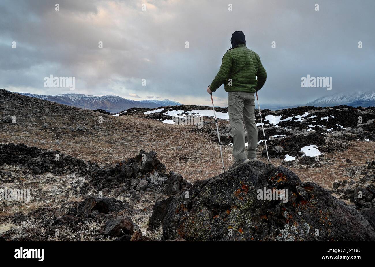 Escursionista che si trova sulle colline vulcaniche, Sierra Nevada Mountains, Inyo National Forest, California, Stati Uniti Foto Stock