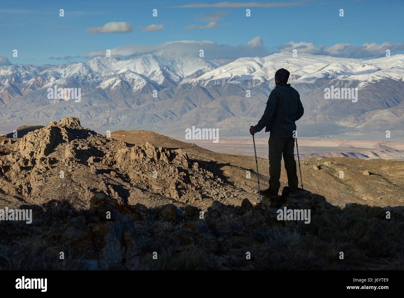 Escursionista che guarda view, Inyo National Forest, California, Stati Uniti Foto Stock