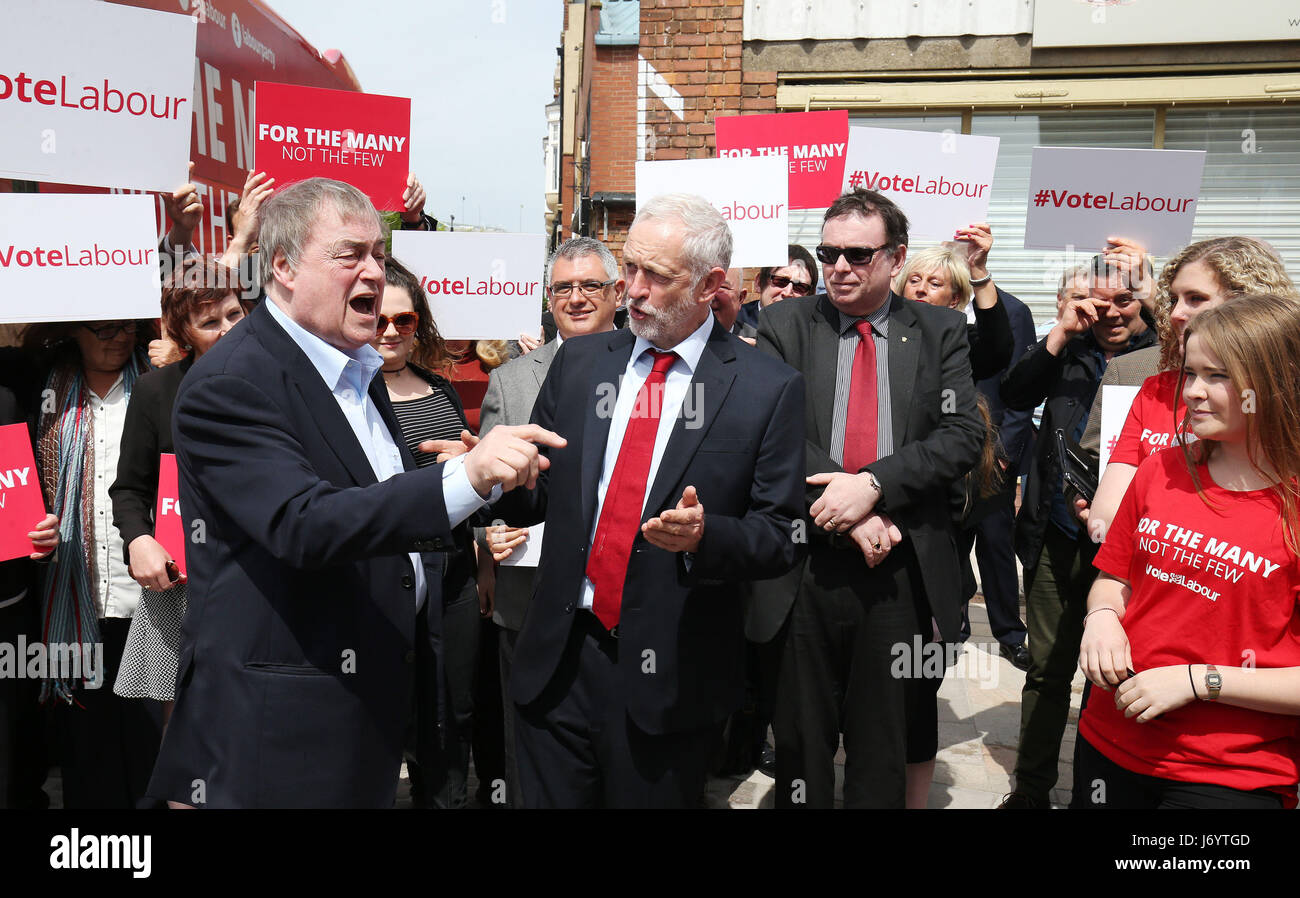 Leader laburista Jeremy Corbyn con manodopera ex vice primo ministro John Prescott (sinistra) durante le elezioni generali di campagna elettorale in Hull. Foto Stock