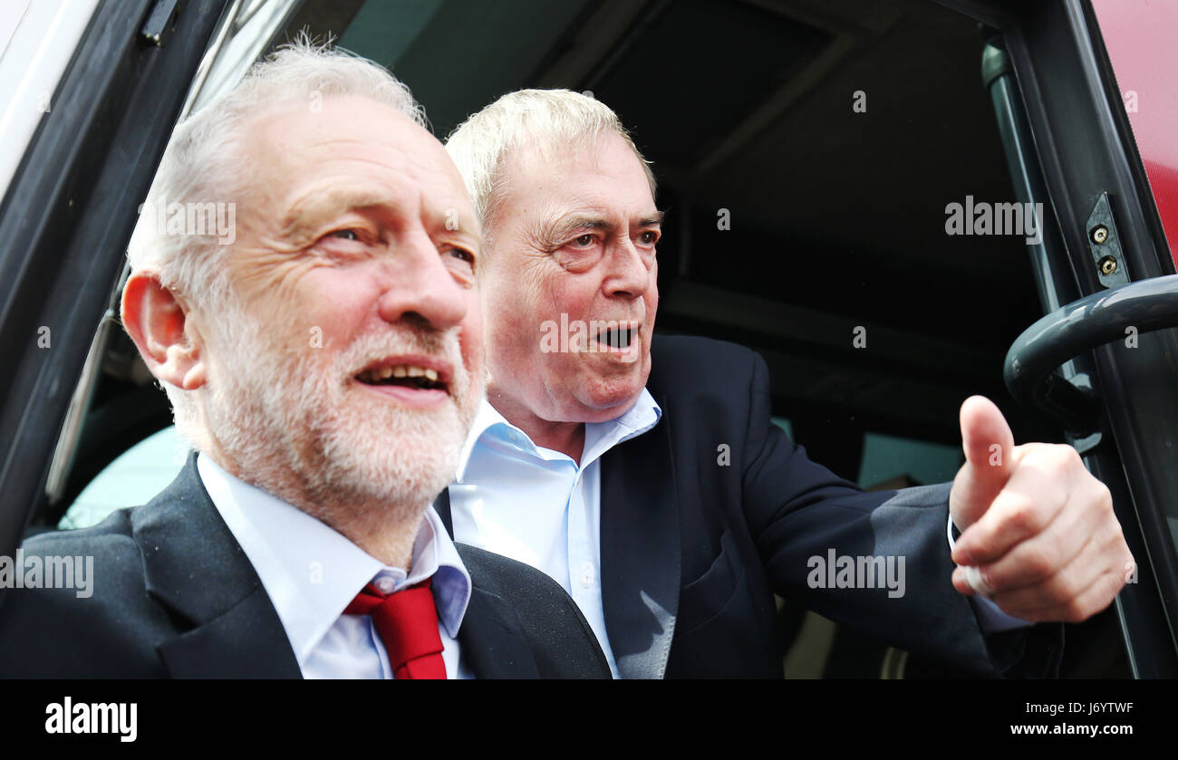 Leader laburista Jeremy Corbyn con manodopera ex vice primo ministro John Prescott (a destra) durante il periodo generale di campagne elettorali in Hull. Foto Stock