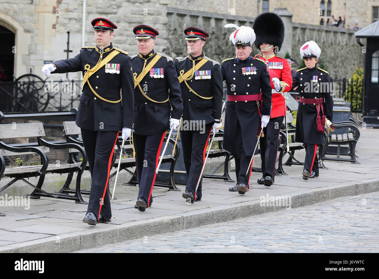 I soldati della Onorevole Compagnia di Artiglieria (HAC) un incendio 61 round gun salute presso la Torre di Londra, vicino al Tower Bridge per segnare la Sua Maestà la Regina Elisabetta II 91º compleanno. Dove: Londra, Regno Unito quando: 21 Apr 2017 Credit: Dinendra Haria/WENN.com Foto Stock