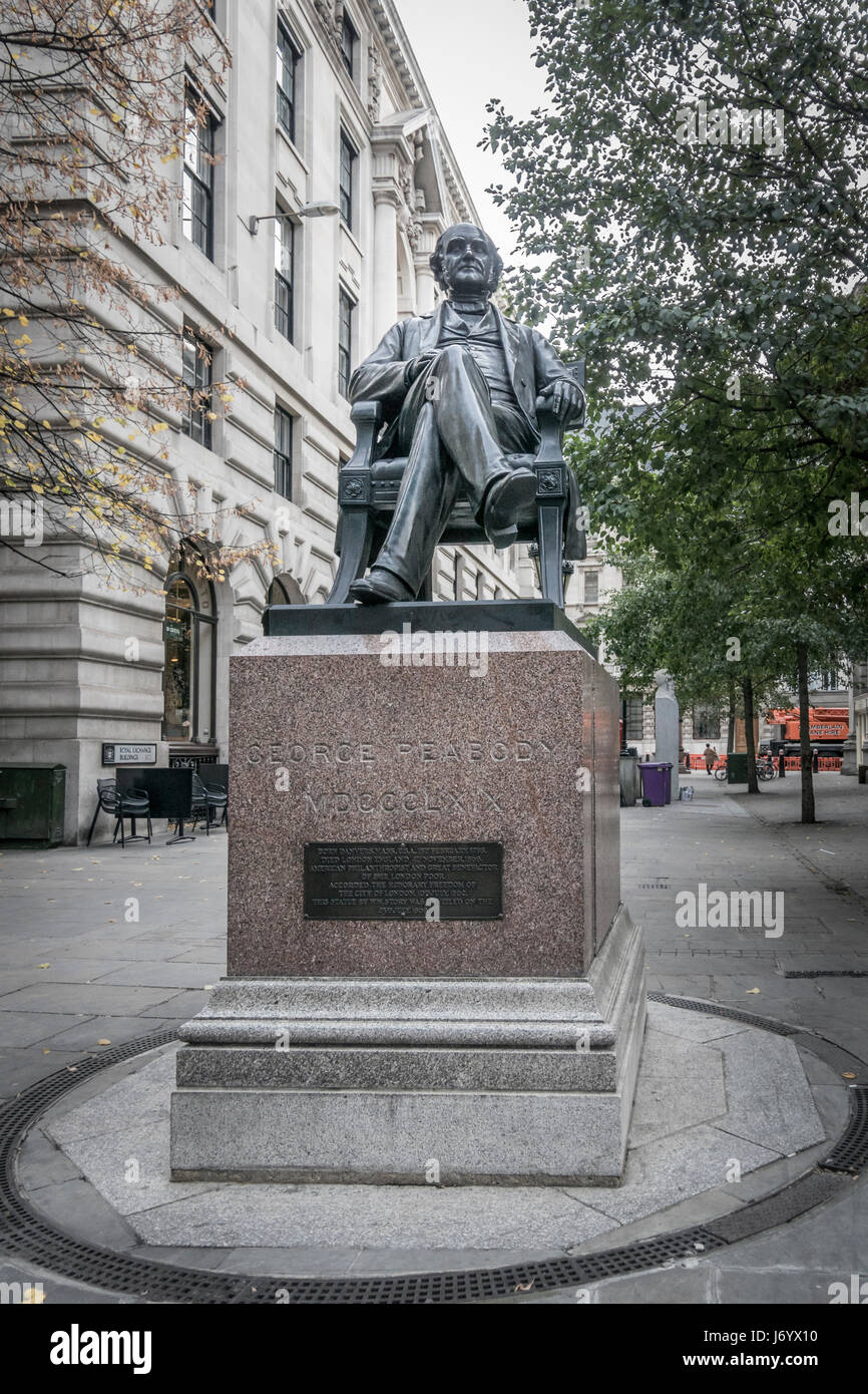 Statua di George Peabody, benefattore della Londra poveri, nella città di Londra, Regno Unito Foto Stock