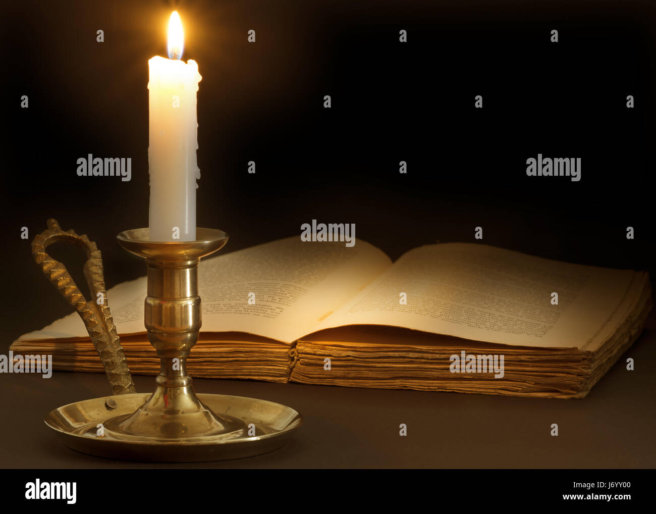 Accendi una candela e apri un libro antico immagini e fotografie stock ad  alta risoluzione - Alamy