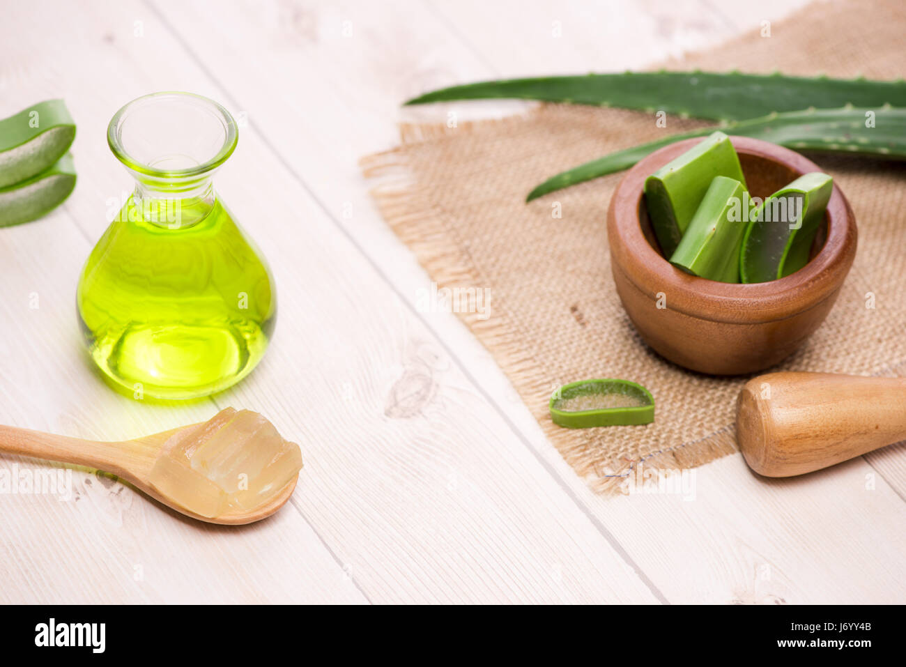 Aloe vera olio essenziale e Aloe foglie su uno sfondo bianco. Foto Stock