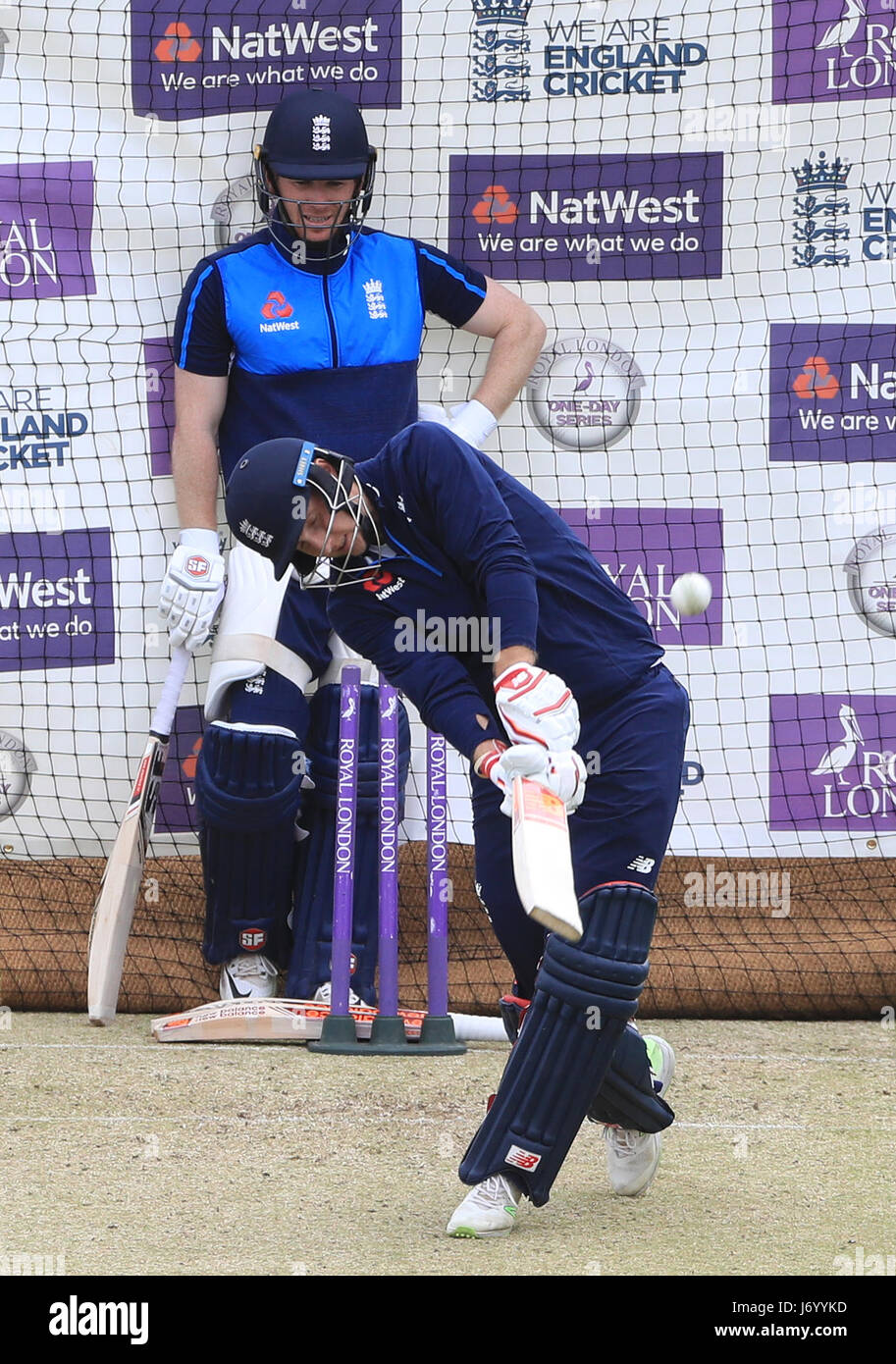 Joe Root dell'Inghilterra si accatona a fianco di Eoin Morgan durante il giorno dei media a Headingley, Leeds. PREMERE ASSOCIAZIONE foto. Data immagine: Lunedì 22 maggio 2017. Vedi storia della PA CRICKET England. Il credito fotografico dovrebbe essere: Tim Goode/PA Wire. Foto Stock