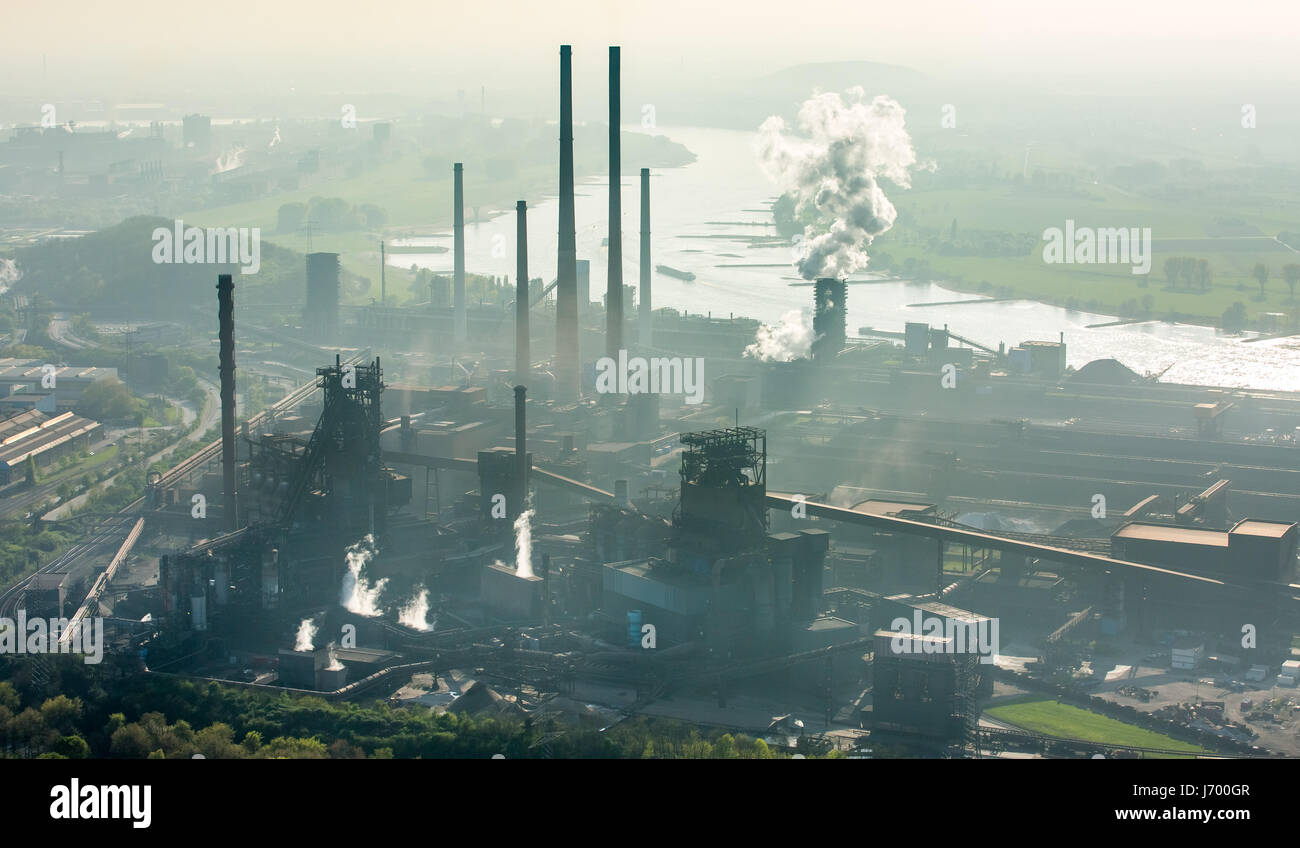 Acciaieria ThyssenSteel, industria siderurgica, industria pesante, industria mineraria, inquinamento dell'aria, emissioni, camini, Reno arc, fiume, haze, polvere, blast fu Foto Stock