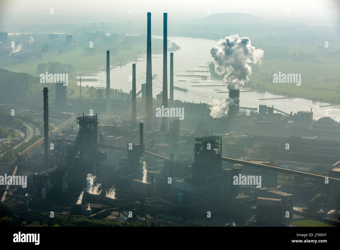 Acciaieria ThyssenSteel, industria siderurgica, industria pesante, industria mineraria, inquinamento dell'aria, emissioni, camini, Reno arc, fiume, haze, polvere, blast fu Foto Stock