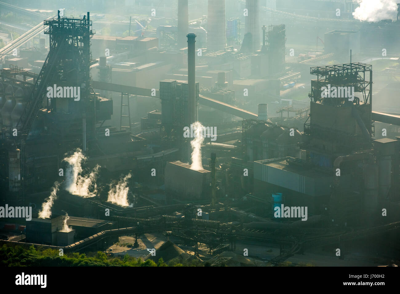 Acciaieria ThyssenSteel, industria siderurgica, industria pesante, industria mineraria, inquinamento dell'aria, emissioni, camini, Reno arc, fiume, haze, polvere, blast fu Foto Stock