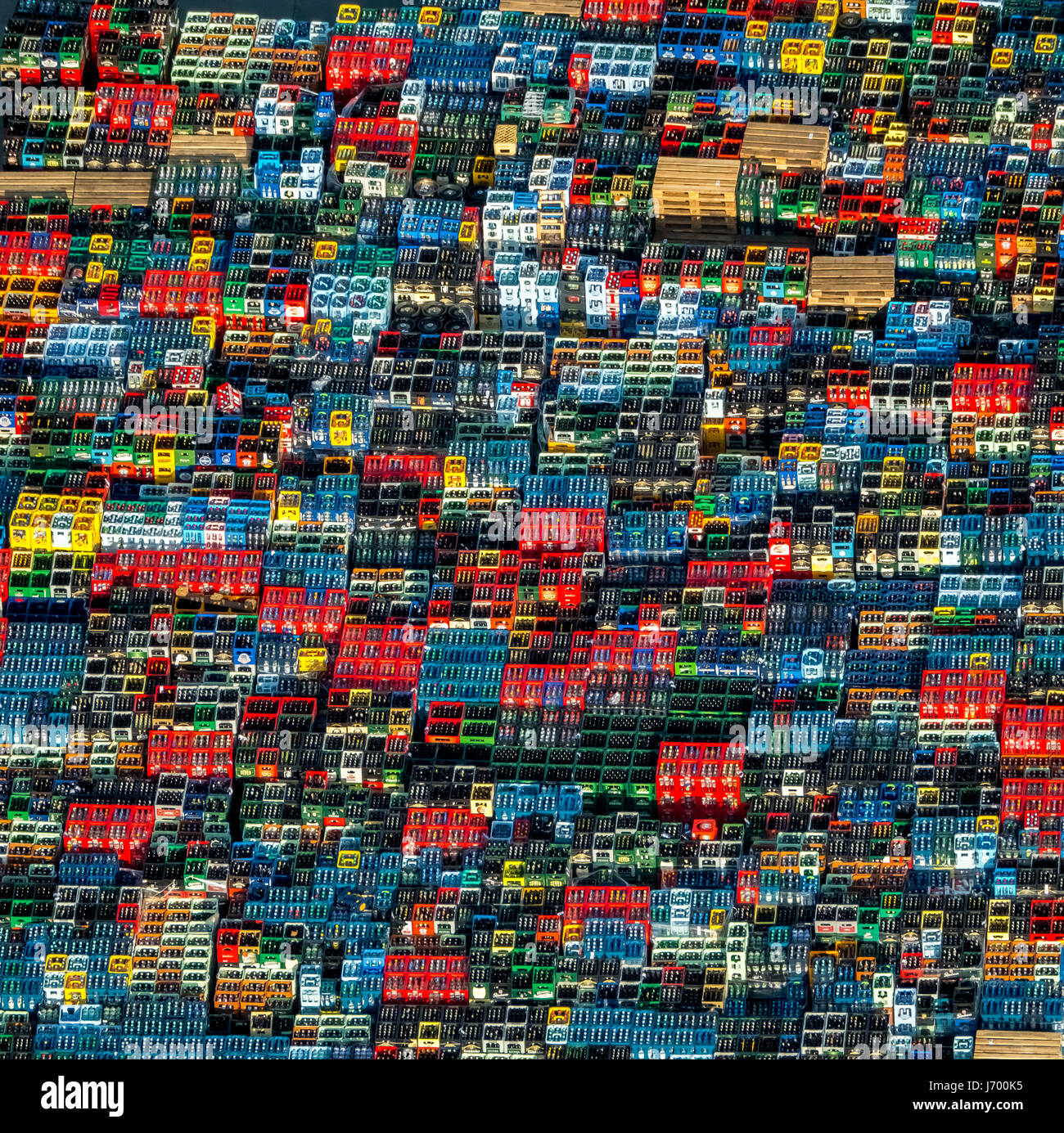 Drink colorati casse, si svuota, birra scatole come mattoncini LEGO, bere hamm, bevande logistica, Hamm, la zona della Ruhr, Renania settentrionale-Vestfalia, Germania ,bunte Foto Stock