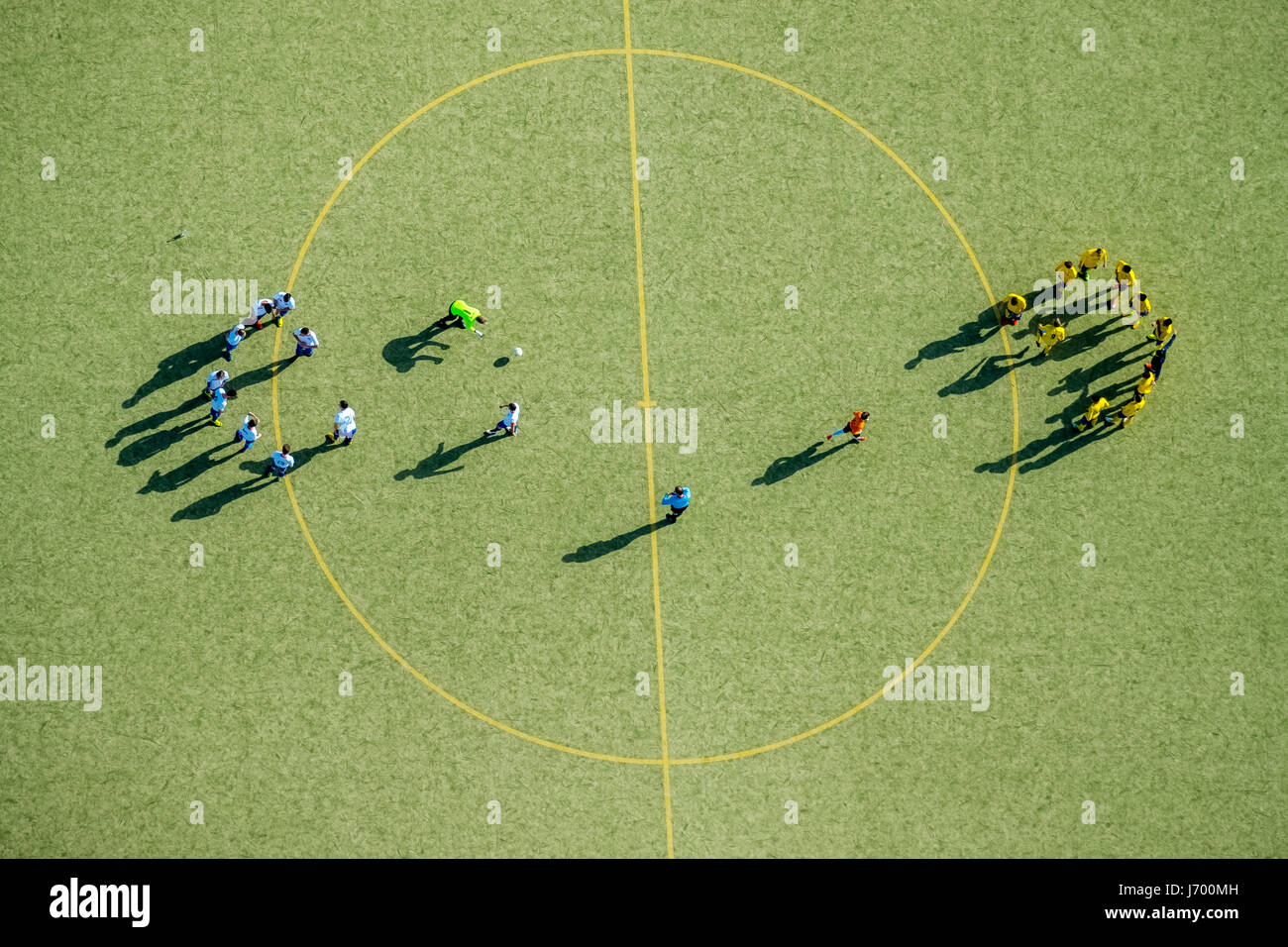 Campo di calcio, calcio, tappeto erboso artificiale Kaiserstraße, due squadre che si stanno preparando per il gioco, il cerchio centrale, Herne, la zona della Ruhr, Nord Rhine-Westp Foto Stock