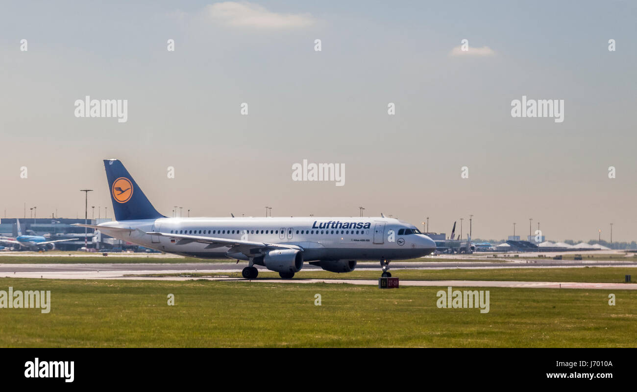 Lufthansa Airbus A320-300 su una pista di atterraggio all'Aeroporto Schiphol di Amsterdam, Paesi Bassi, Europa Foto Stock