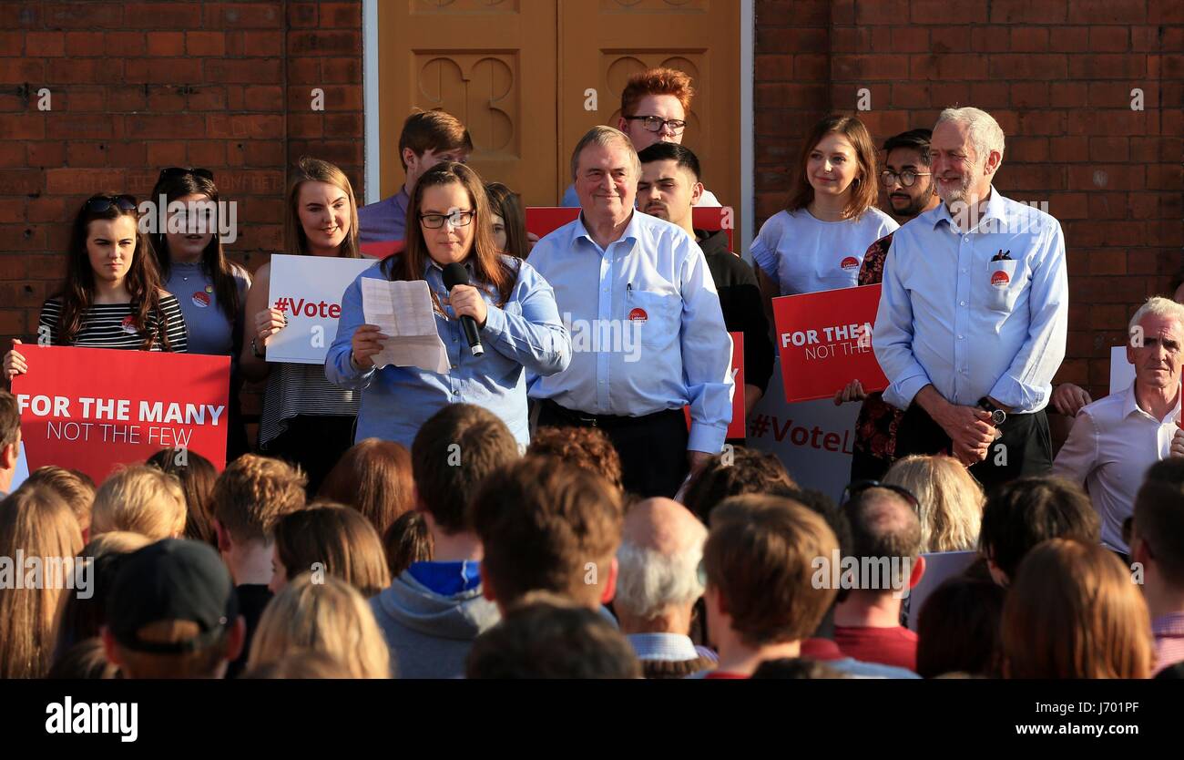 Lavoro ex vice primo ministro John Prescott (centro) e leader laburista Jeremy Corbyn (destra) assistere ad una campagna elettorale al rally di Zebedeo's Yard, scafo. Foto Stock