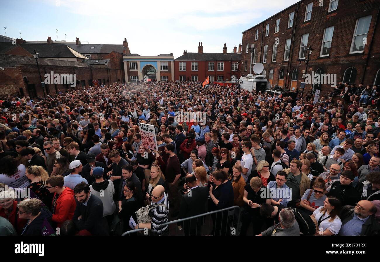 Una folla di sostenitori di attendere per il leader laburista Jeremy Corbyn a parlare nel corso di una campagna elettorale al rally di Zebedeo's Yard, scafo. Foto Stock