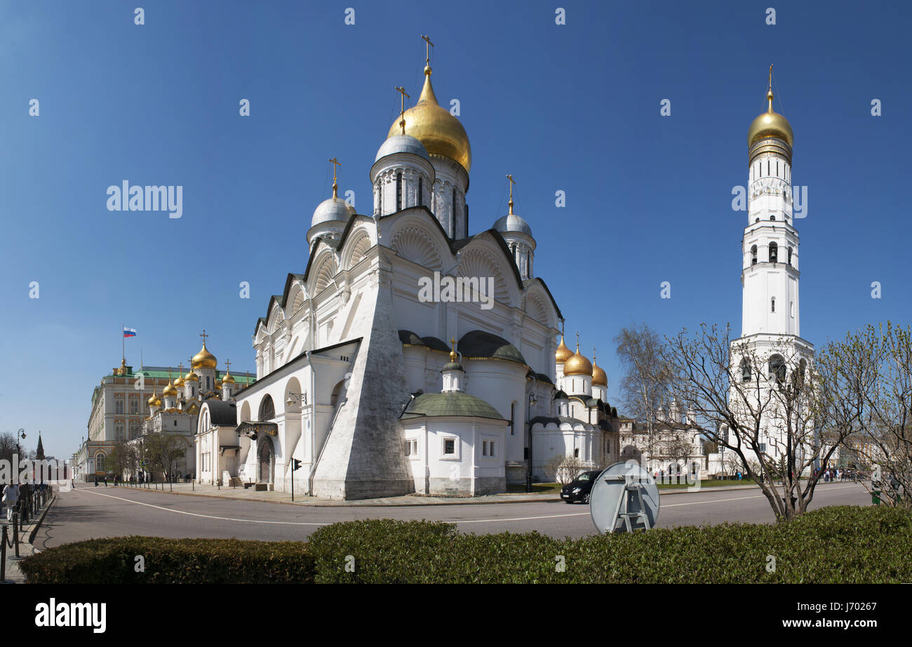 Cattedrale di Arcangelo, chiesa ortodossa dedicata a San Michele Arcangelo e di Ivan il grande campanile, il più alto torre del Cremlino di Mosca Foto Stock