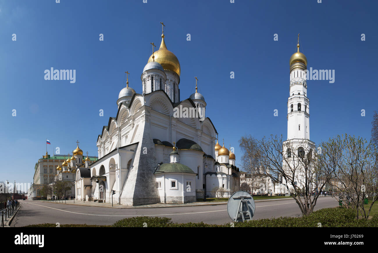 Cattedrale di Arcangelo, chiesa ortodossa dedicata a San Michele Arcangelo e di Ivan il grande campanile, il più alto torre del Cremlino di Mosca Foto Stock