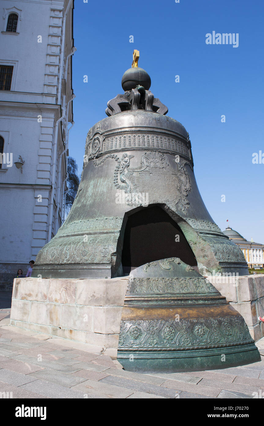 Cremlino di Mosca: la Campana dello Zar e la campana più grande del mondo, commissionato da imperatrice Anna Ivanovna, rotto durante la colata di metallo e non è mai stata registrata Foto Stock