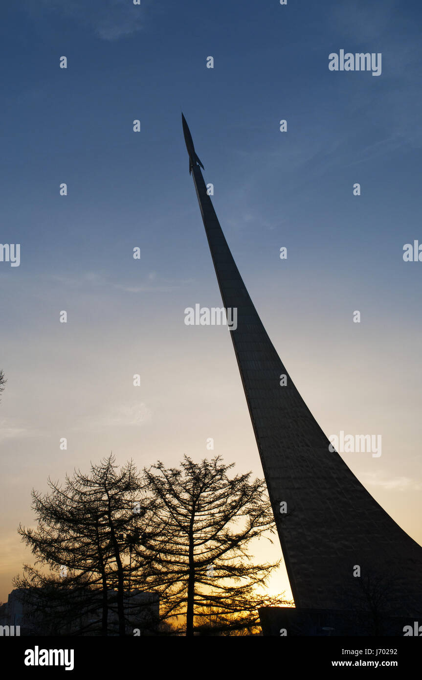 Profilo del Monumento ai conquistatori di spazio, costruito nel 1964 per celebrare i successi del popolo sovietico in esplorazione spaziale, visto al tramonto Foto Stock