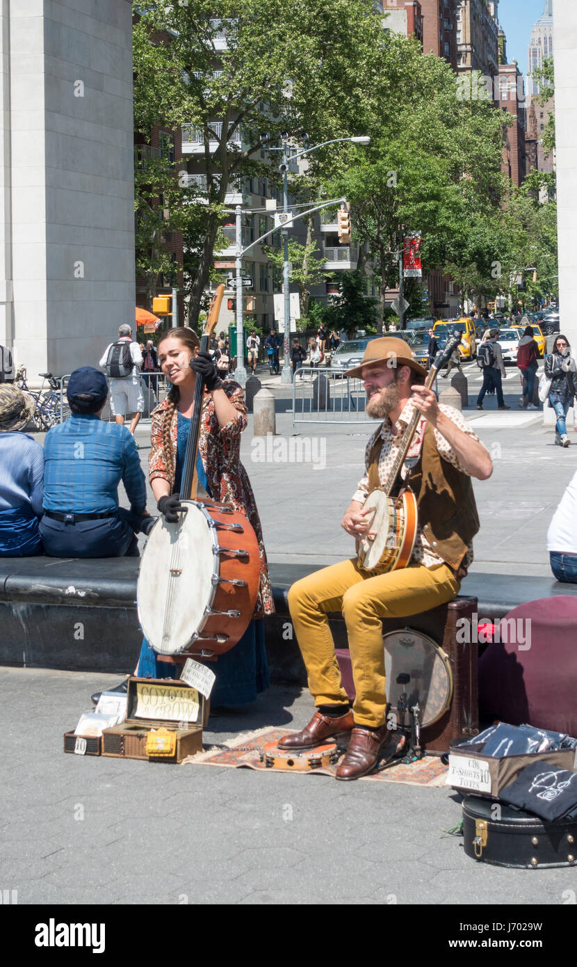 Musica bluegrass dal vivo suonata da due busker, Coyote & Crow, nel Washington Square Park a Greenwich Village, New York City Foto Stock