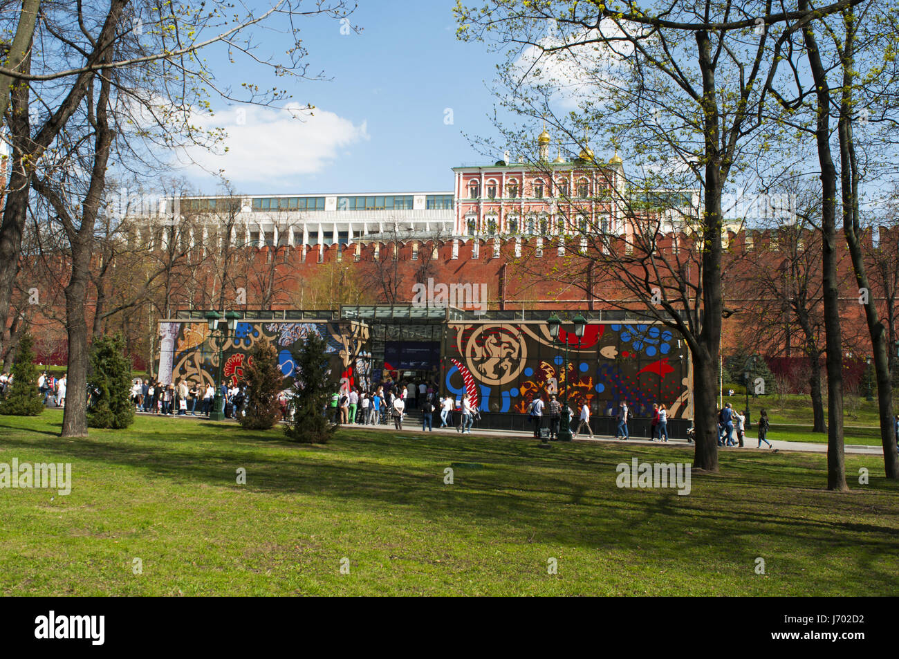 Russia: la gente in una coda presso la biglietteria del Cremlino di Mosca si trova nel giardino di Alexander, uno del primo nucleo urbano parchi pubblici di Mosca Foto Stock