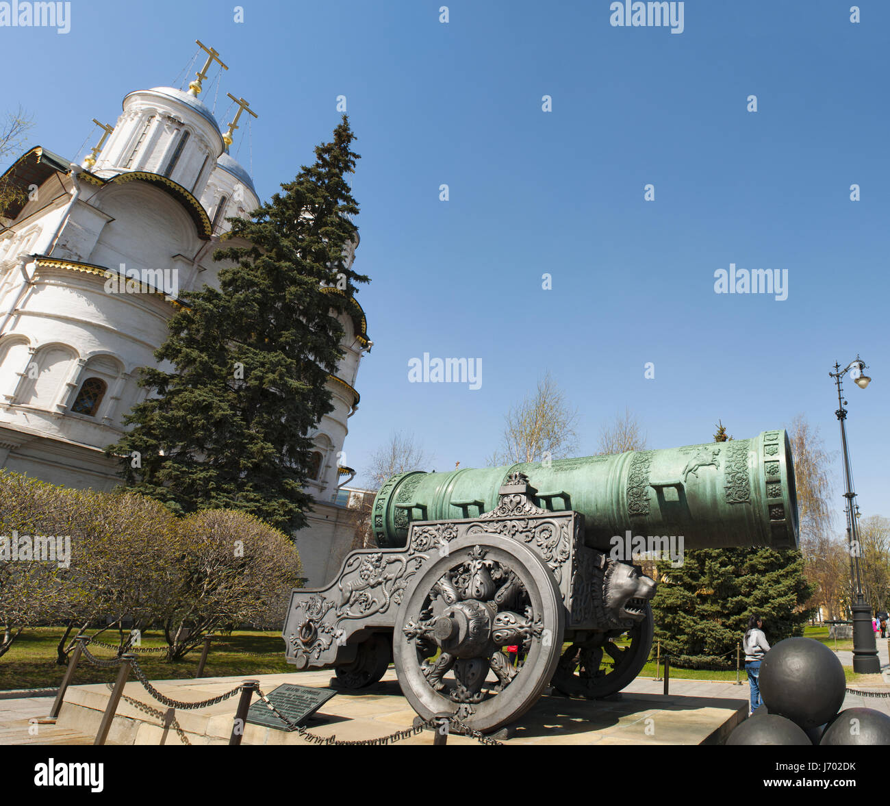 Cremlino di Mosca: vista del Tsar Cannon, una grande medievale pezzo di artiglieria fusa in bronzo nel 1586 dal maestro russo ruota in bronzo Andrey Chekhov Foto Stock