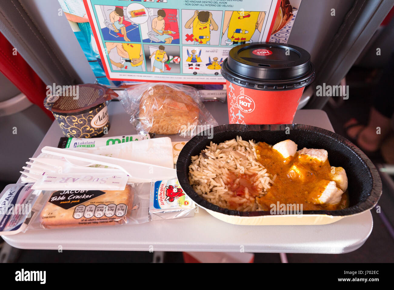Compagnia aerea alimentare - un pasto al vassoio, Jet2, compagnia aerea su un piano 737-800, volo da Lanzarote a UK Foto Stock