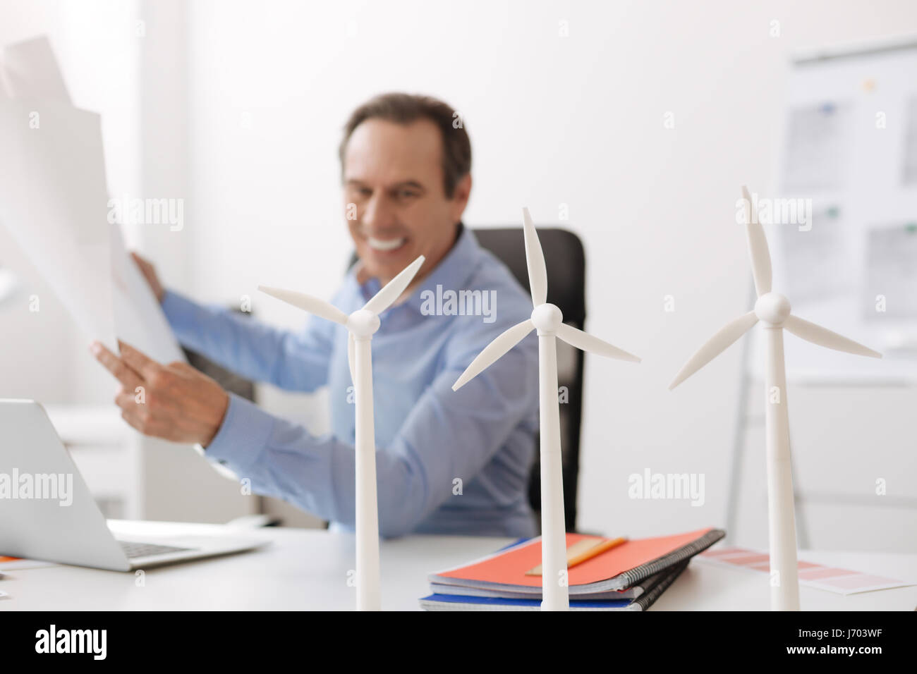 Ingegnere Senior lavorando sulla costruzione di turbine wund Foto Stock