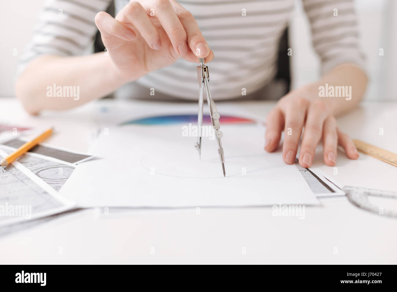 Professionale ingegnere femmina utilizzando bussole Foto Stock