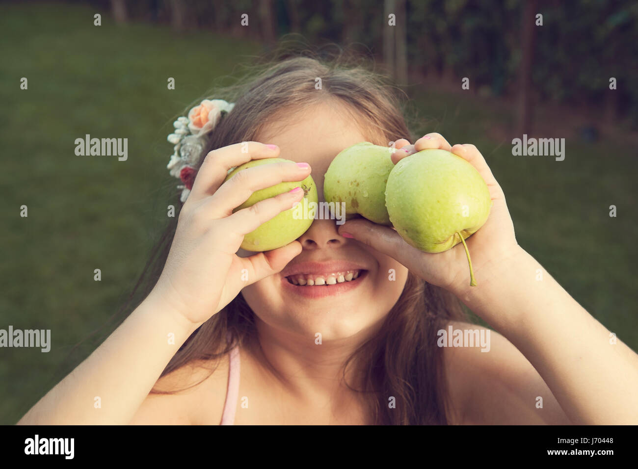 Bambini che giocano con le mele Foto Stock