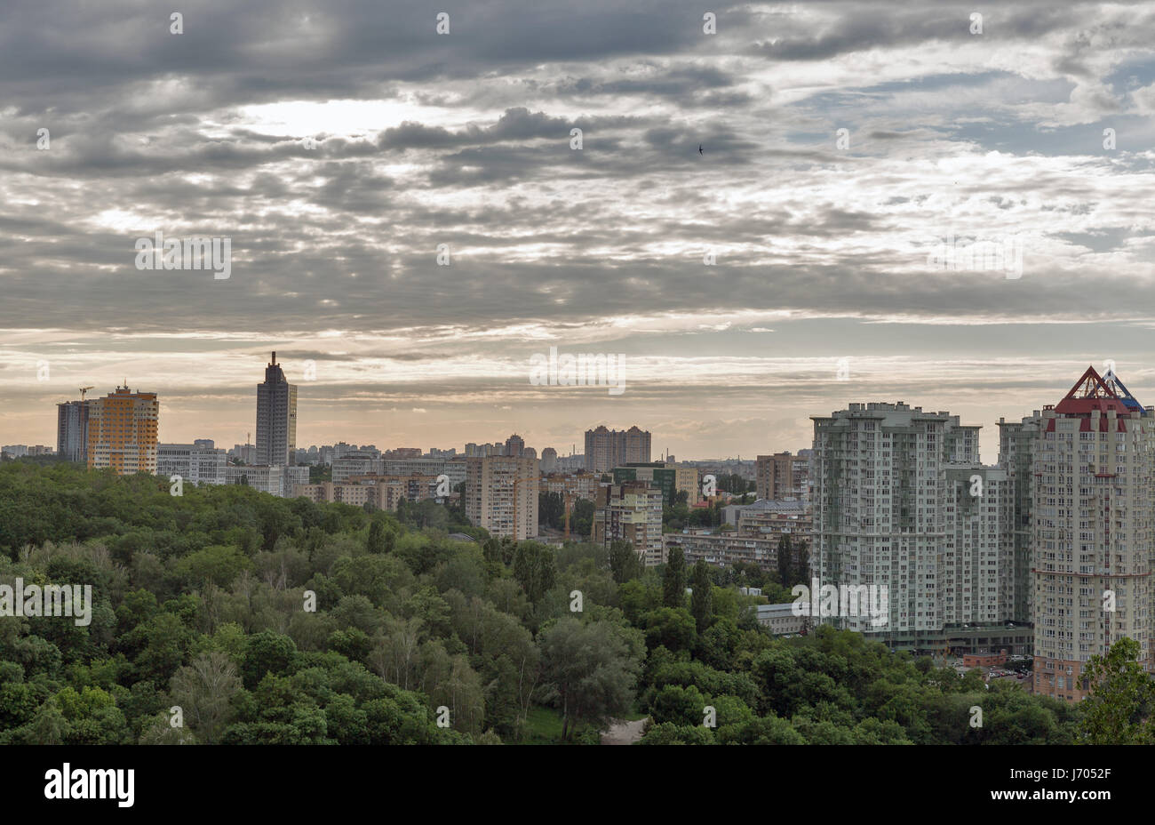 Kiev paesaggio urbano con drammatica nuvole Foto Stock