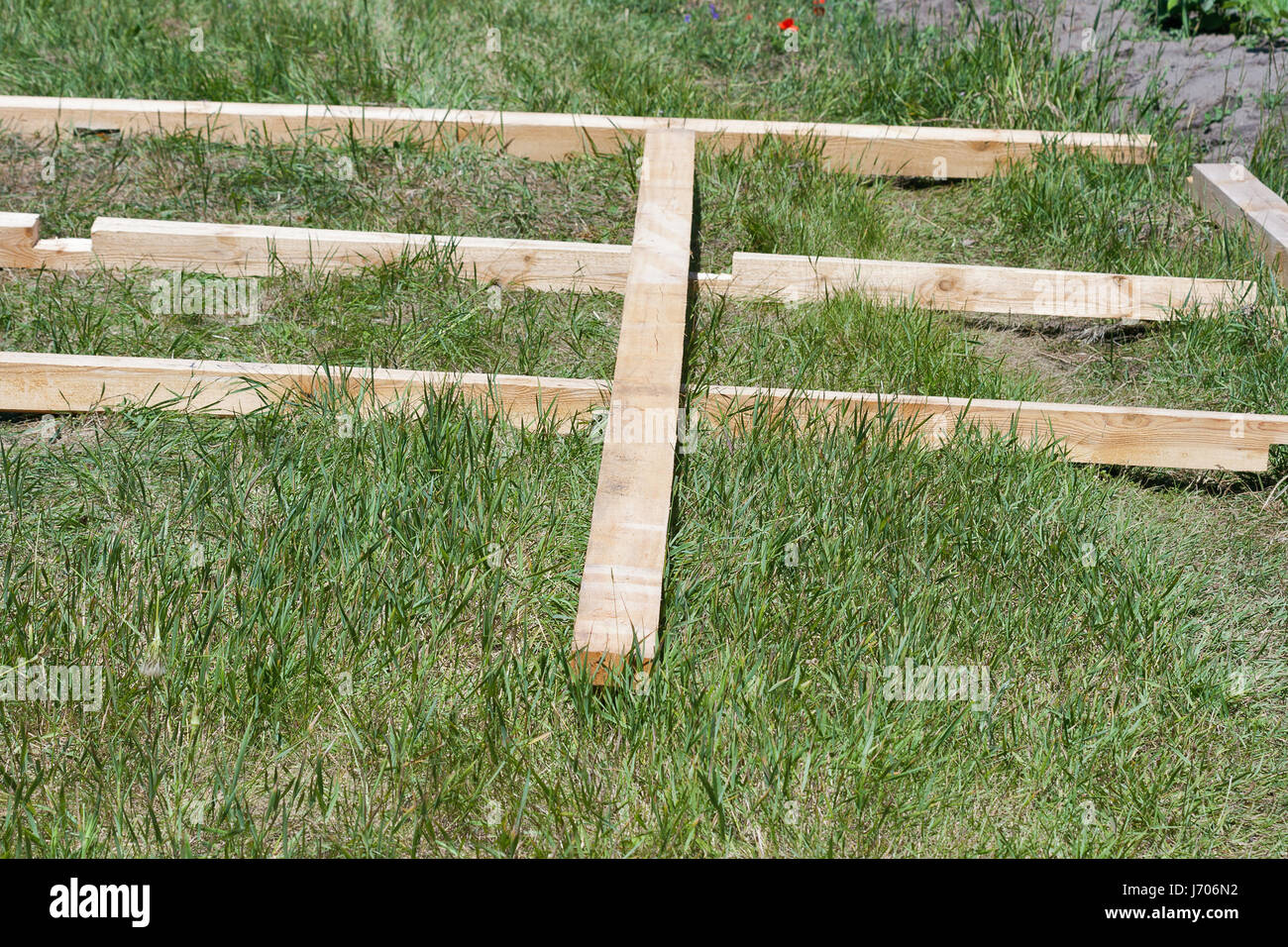 Costruzione cottage di legno. Elaborati pine bar all'aperto. Foto Stock