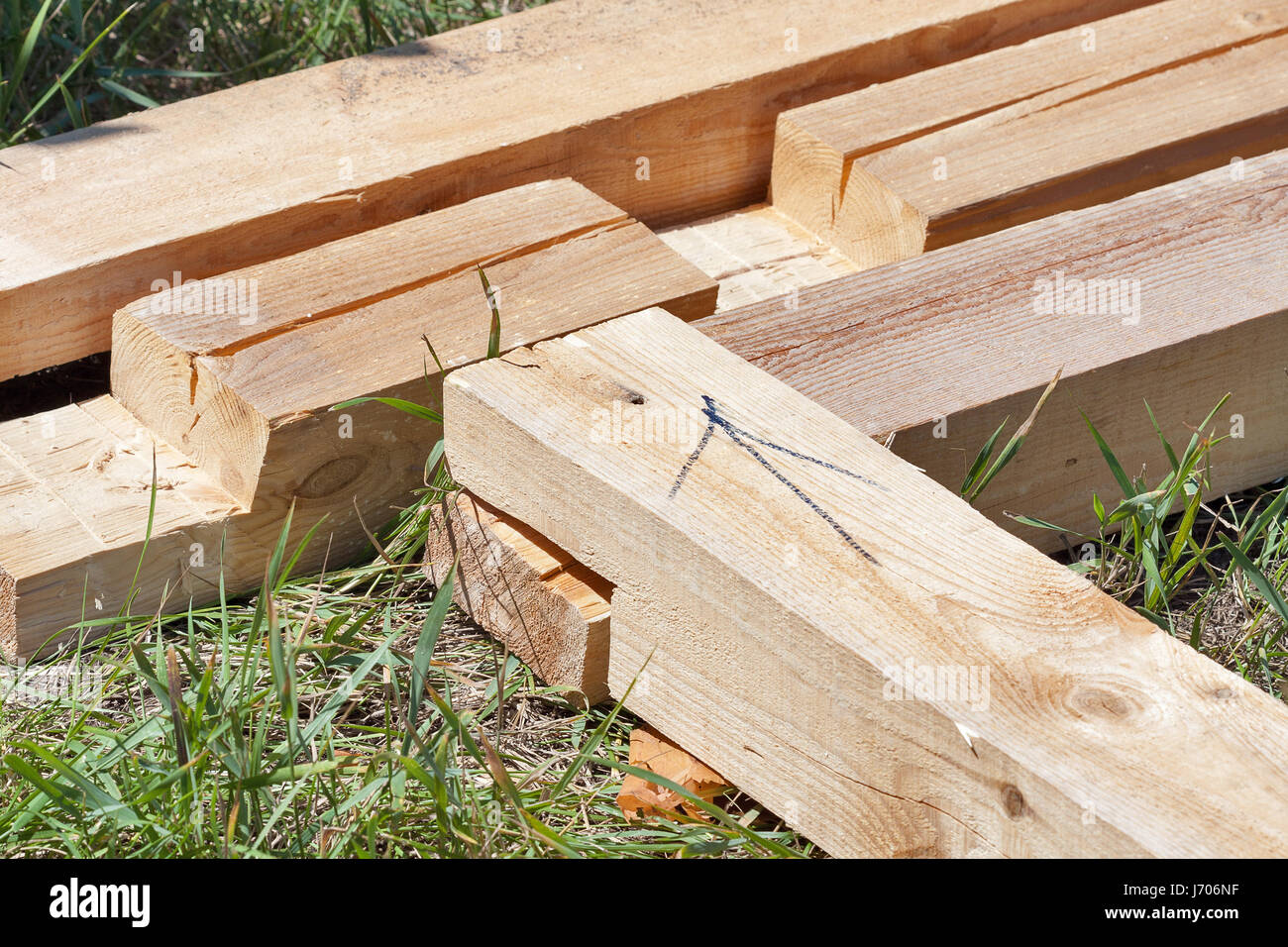 Costruzione cottage di legno. Elaborate le barre di pino outdoor closeup. Foto Stock