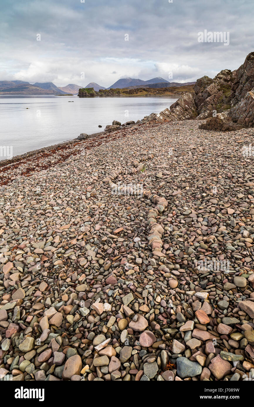 Loch Eishort shore a Tokavaig sull'Isola di Skye in Scozia. Foto Stock