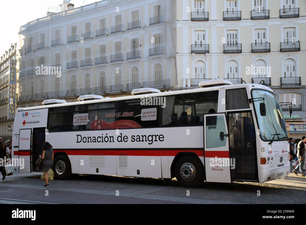 La donazione di sangue bus, Plaza de la Puerta del Sol di Madrid, Spagna Foto Stock