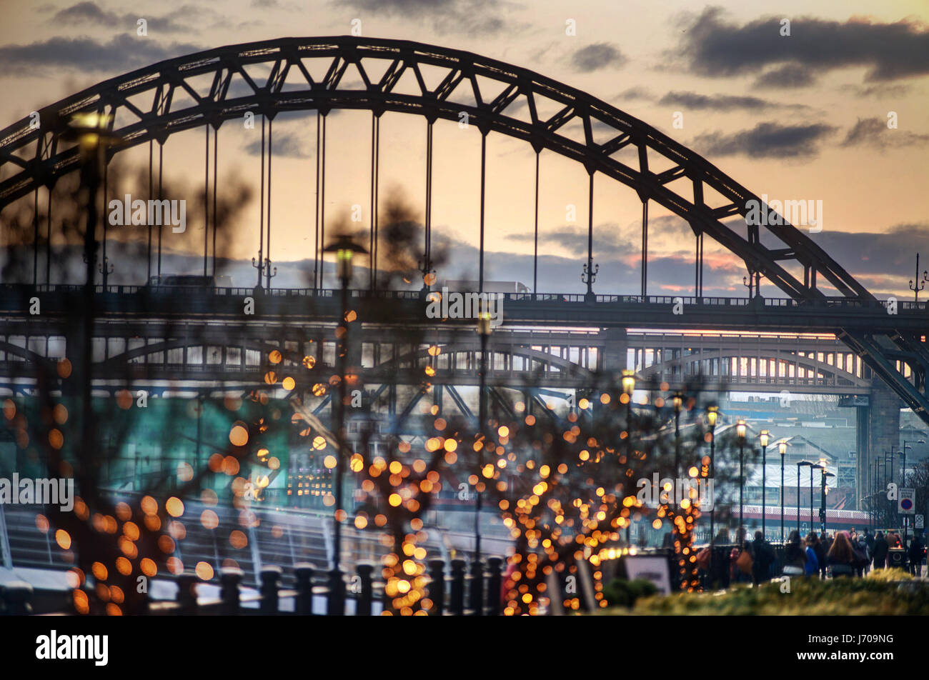 Di sera su Newcastle Gateshead quayside Foto Stock