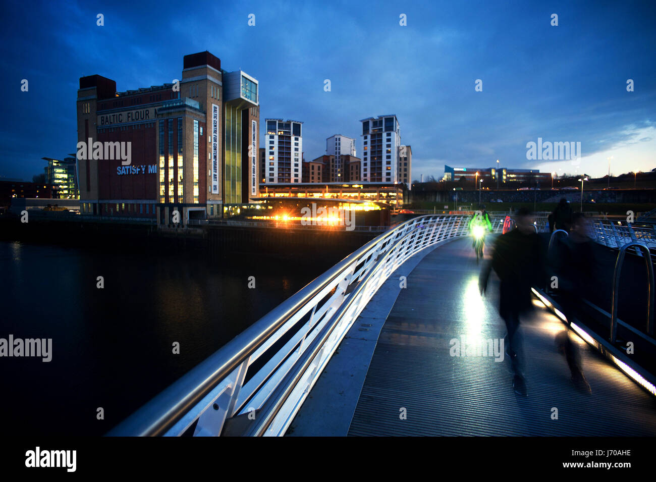 Di sera su Newcastle Gateshead quayside Foto Stock