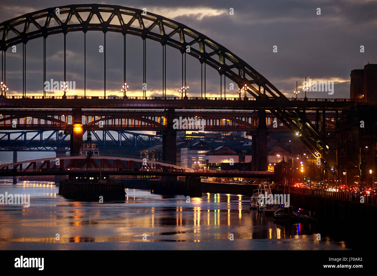 Di sera su Newcastle Gateshead quayside Foto Stock