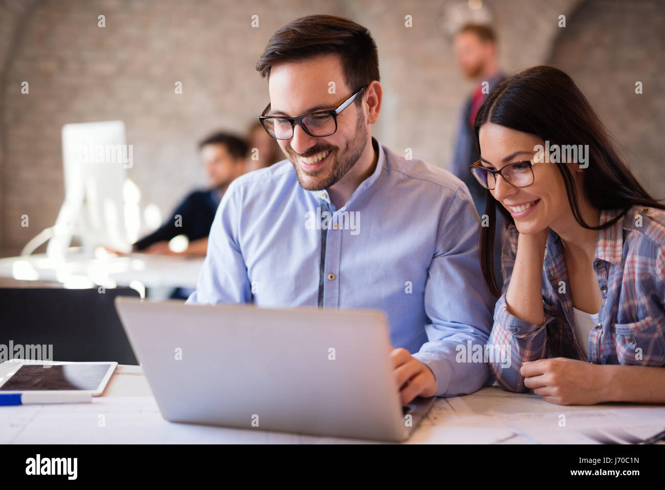 Azienda Collaboratori celebrare gli obiettivi raggiunti in office Foto Stock