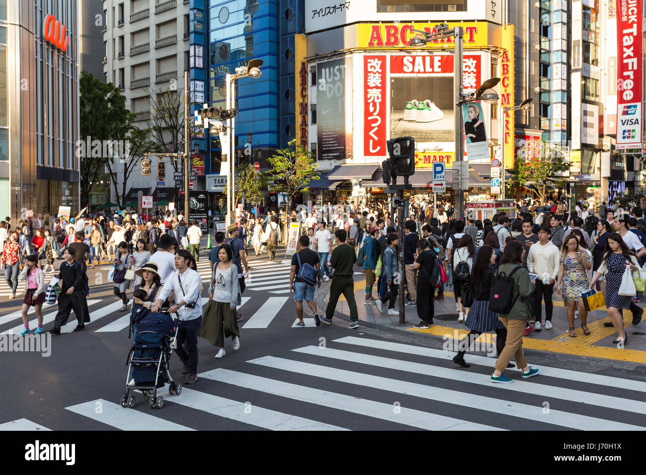 TOKYO - 5 Maggio 2017: la gente a piedi attraverso le strade in molto trafficato quartiere di Shinjuku a Tokyo in Giappone la città capitale. Foto Stock