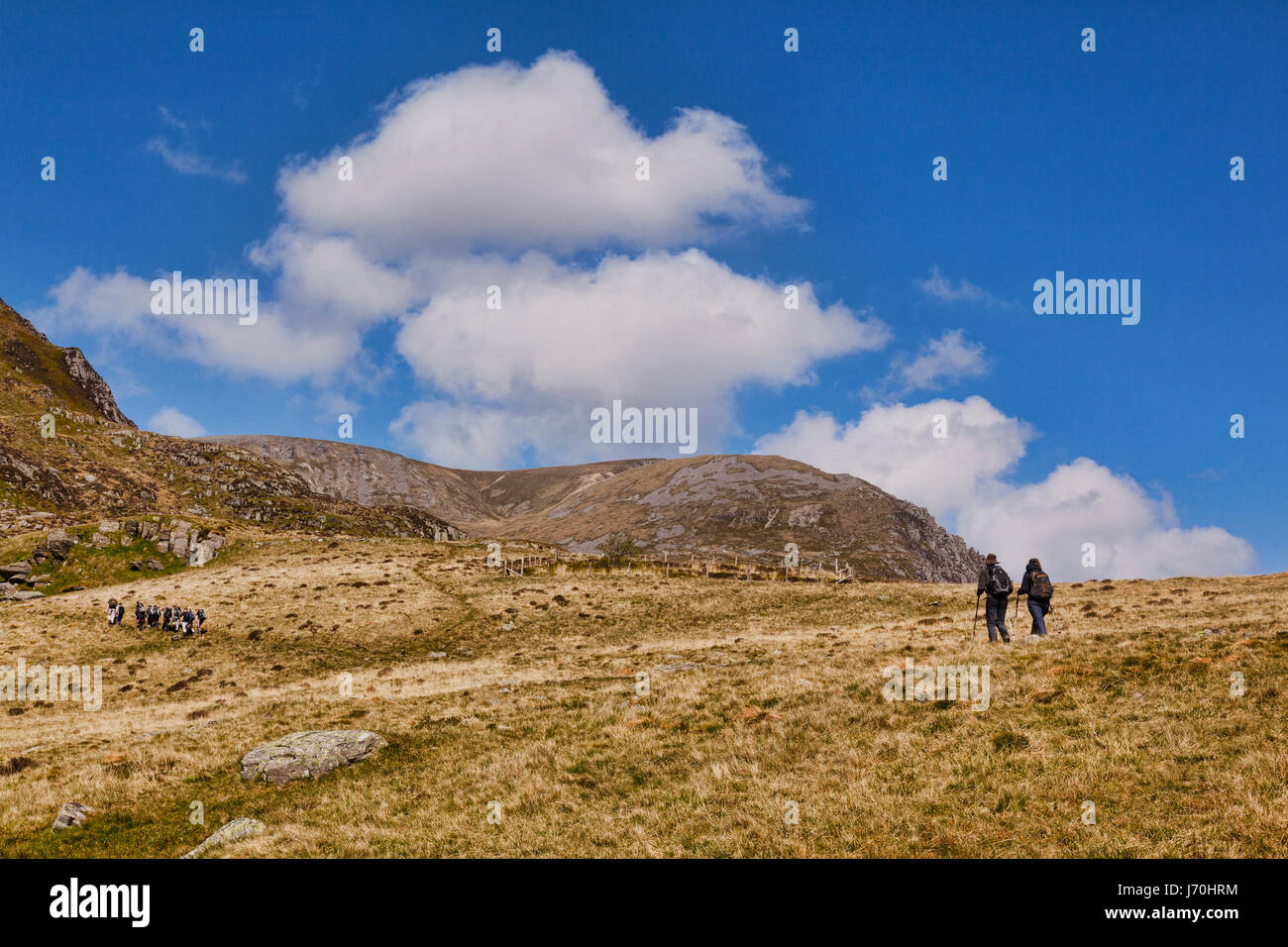 Gli escursionisti nelle vicinanze Llyn Idwal, Snowdonia, il Galles del Nord, su una bella giornata di primavera. Foto Stock
