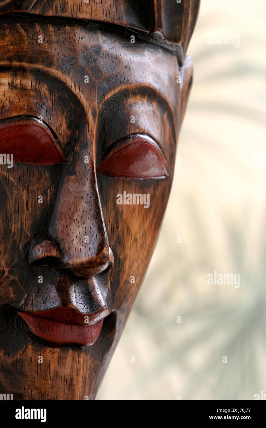 Tropicale africano in legno intagliato a mano etnico maschera arte africana intagliato tropicale Foto Stock