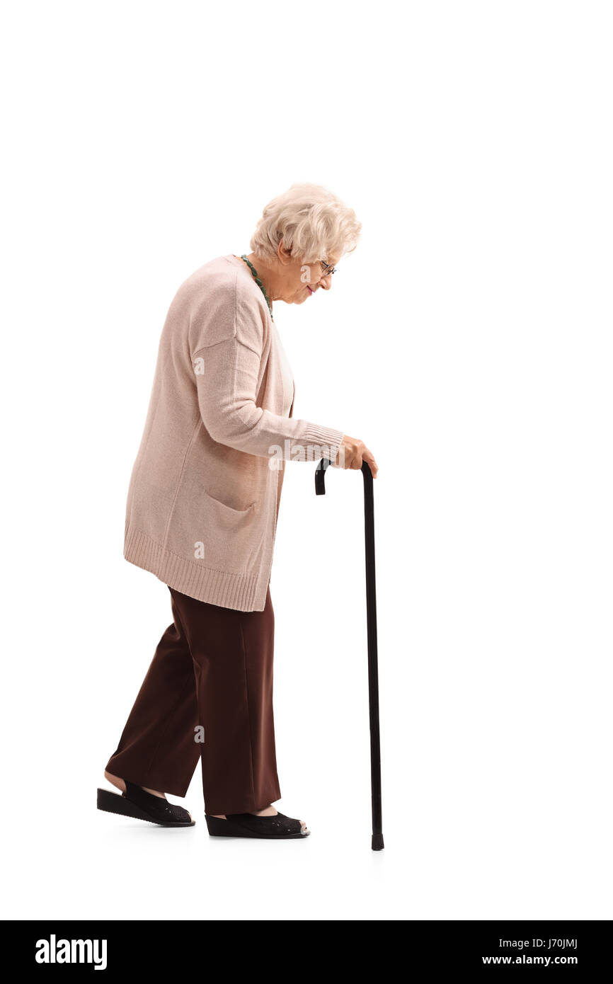 Lunghezza piena ripresa del profilo di una donna anziana con un bastone da passeggio isolati su sfondo bianco Foto Stock