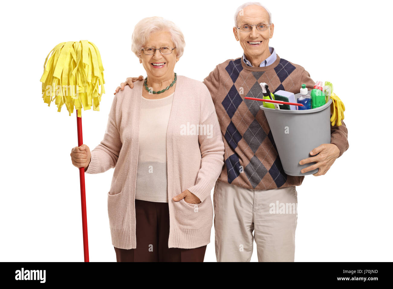 Gli anziani con un mop e un secchio pieno di prodotti di pulizia guardando la telecamera e sorridente isolati su sfondo bianco Foto Stock