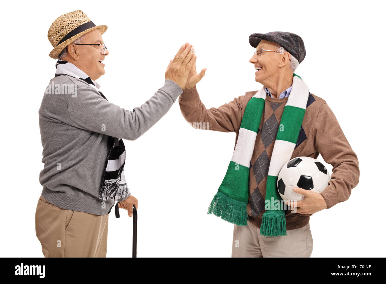 Due anziani appassionati di calcio ad alta fiving reciprocamente isolati su sfondo bianco Foto Stock