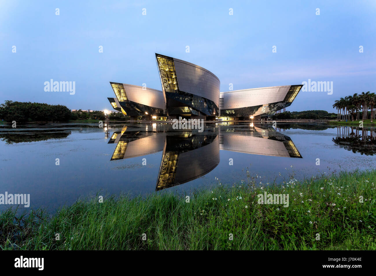 Maggio 2017 - Guangzhou, Cina. Vista di Guangzhou Science Museum al tramonto. Foto Stock