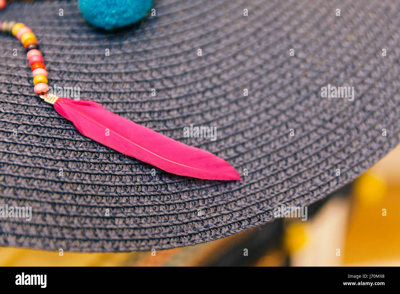 Piume ornamentali sul cappello, close up Foto Stock