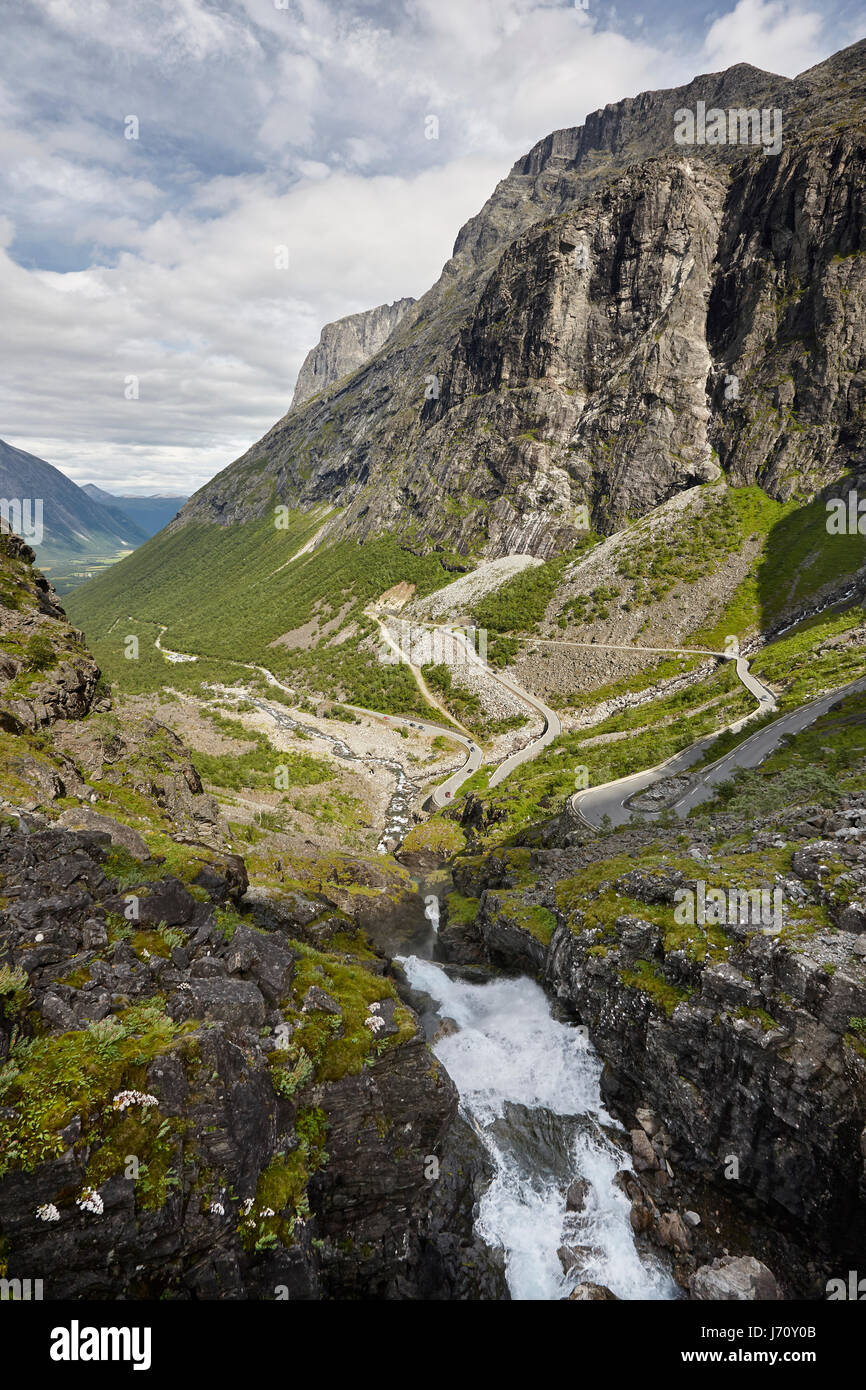 Norwegian mountain road. Trollstigen. Cascata Stigfossen. Norvegia paesaggio turistico Foto Stock