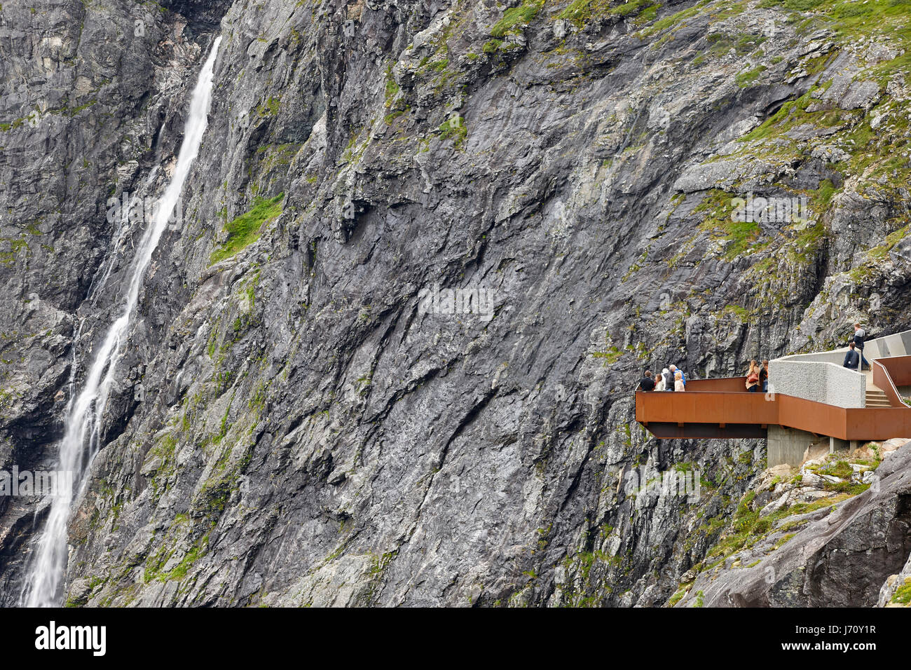 Norvegese di montagna paesaggio turistico. Cascata Stigfossen e dal punto di vista. Trollstigen. La Norvegia. Posizione orizzontale Foto Stock