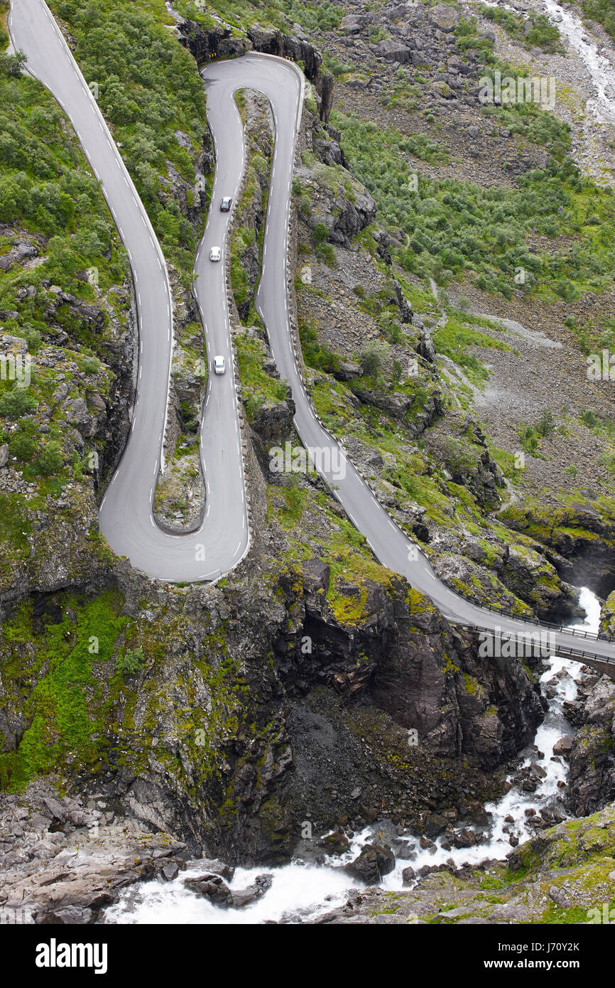 Norwegian mountain road. Trollstigen. Cascata Stigfossen. Norvegia paesaggio turistico Valle. Posizione orizzontale Foto Stock