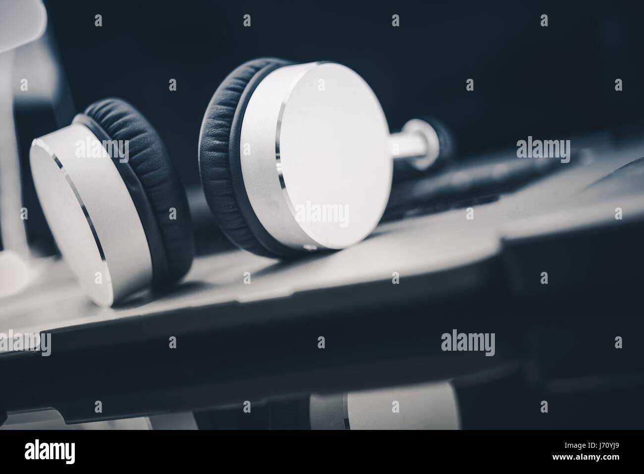 Ascolto di audiolibri concetto con grandi cuffie wireless sul computer portatile Closeup. Foto Stock